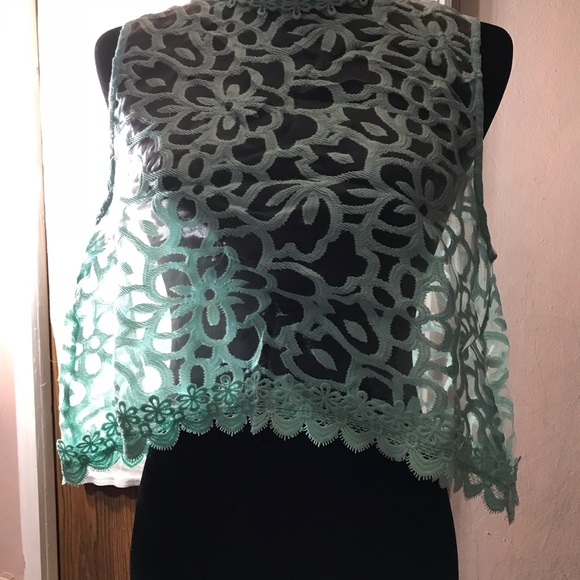 Sea foam green and off white floral lace tank top - Picture 5 of 6